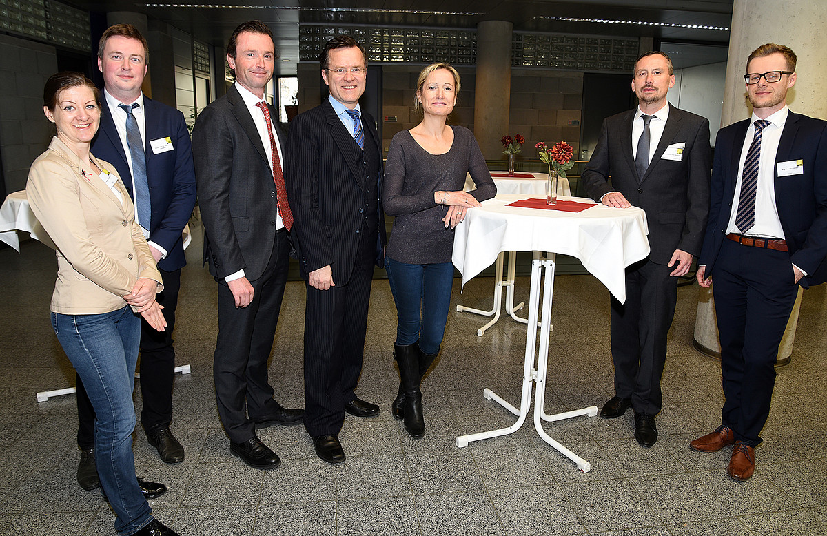 Dildo bilan ozini sikayotgan qiz surati Armanistonlik ayol ishga kirishga harakat qiladi. Onlayn porno tomosha qilish.